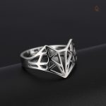 Bague géométrique en argent représentant un renard