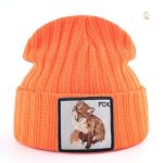 Bonnet à la mode avec broderie colorée