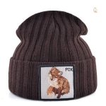 Bonnet en tricot avec broderie de renard