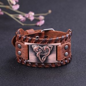 Bijou en cuir représentant un renard et triquetra viking