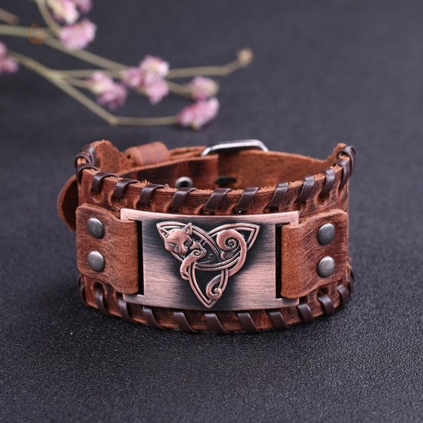 Bijou en cuir représentant un renard et triquetra viking