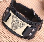 Accessoire en cuir noir inspiré de la culture Viking