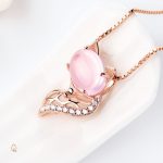 Accessoire mode : collier argenté à perle rose
