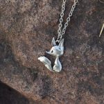 Bijou en argent avec un design de renard cartoon