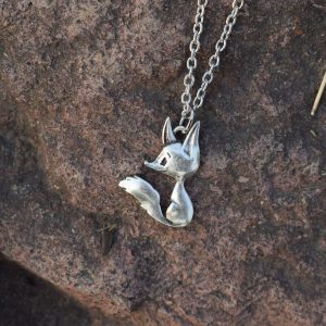 Bijou en argent avec un design de renard cartoon