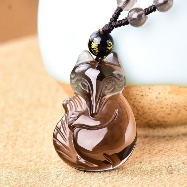 Bijou en obsidienne avec motif de renard