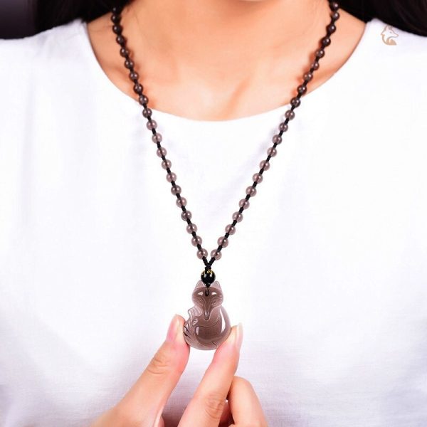 Collier élégant avec design de renard en obsidienne