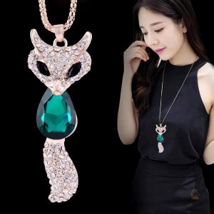 Collier inspiré du renard avec une pierre émeraude