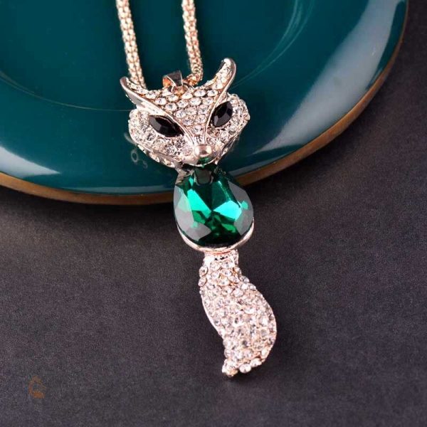 Bijou en forme de renard, émeraude scintillante
