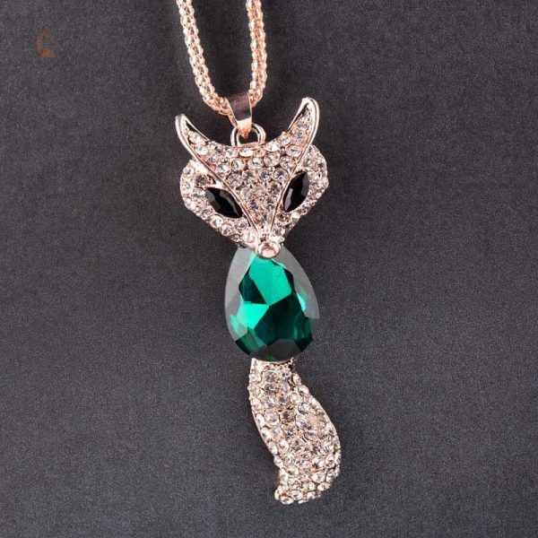 Création unique de collier renard avec émeraude brillante