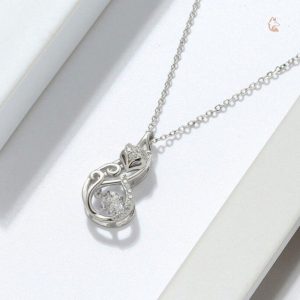 Collier élégant en argent, motif renard glacé