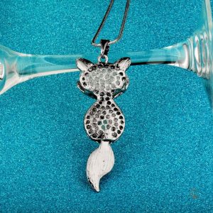 Accessoire chic renard, pierre blanche pour un style unique