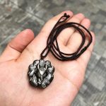 Kitsune vertueux en collier élégant