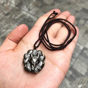 Kitsune vertueux en collier élégant