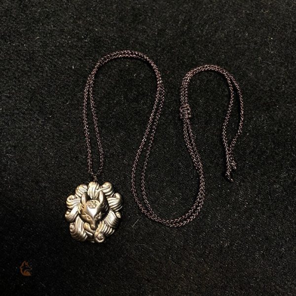 Collier en hommage au renard mystique japonais
