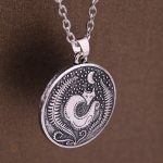 Design élégant de collier avec renard et lune en argent
