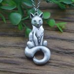 Bijou en argent représentant un renard stylisé