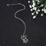 Collier élégant évoquant un renard en origami