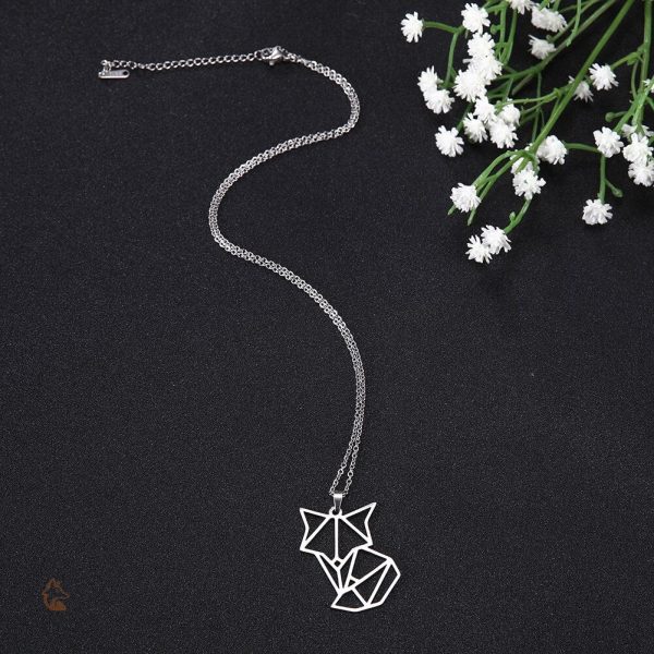 Collier élégant évoquant un renard en origami