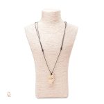 Collier en bois représentant un renard spirituel