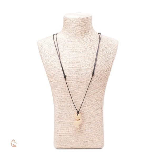 Collier en bois représentant un renard spirituel