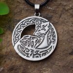Bijou inspiré par les motifs celtiques et l'esprit du renard
