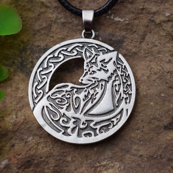 Bijou inspiré par les motifs celtiques et l'esprit du renard