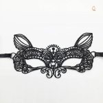 Masque noir en dentelle avec motif animalier