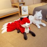 Renard en peluche avec neuf queues, idéal pour câlins